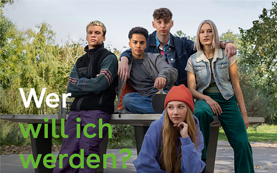 Fünf junge Personen sitzen auf und lehnen an einer Tischtennisplatte im Grünen, Bildaufschrift: Wer will ich werden? Fünf junge Personen sitzen auf und lehnen an einer Tischtennisplatte im Grünen, Bildaufschrift: Wer will ich werden?