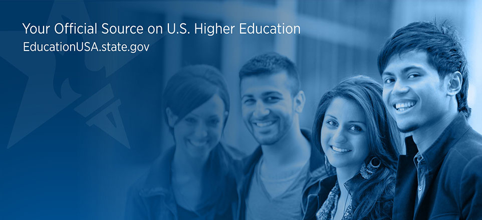 Blau eingefärbtes Bild von vier jungen lächelnden Personen, Bildaufschrift: Your Official Source on U. S. Higher Education Blau eingefärbtes Bild von vier jungen lächelnden Personen, Bildaufschrift: Your Official Source on U. S. Higher Education