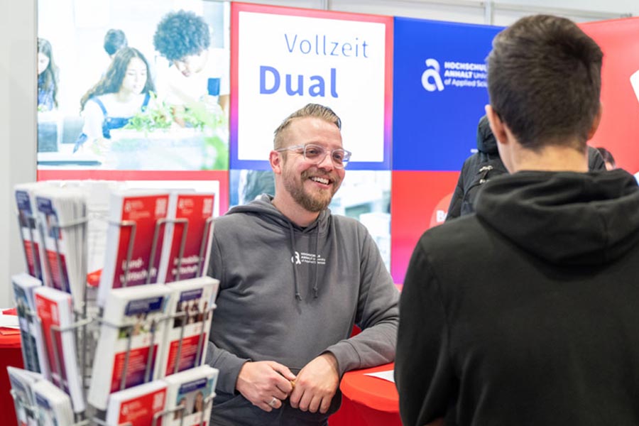 Kind lässt sich auf vocatium-Messe zu Ausbildung, Studium oder Praktikum beraten Kind lässt sich auf vocatium-Messe zu Ausbildung, Studium oder Praktikum beraten